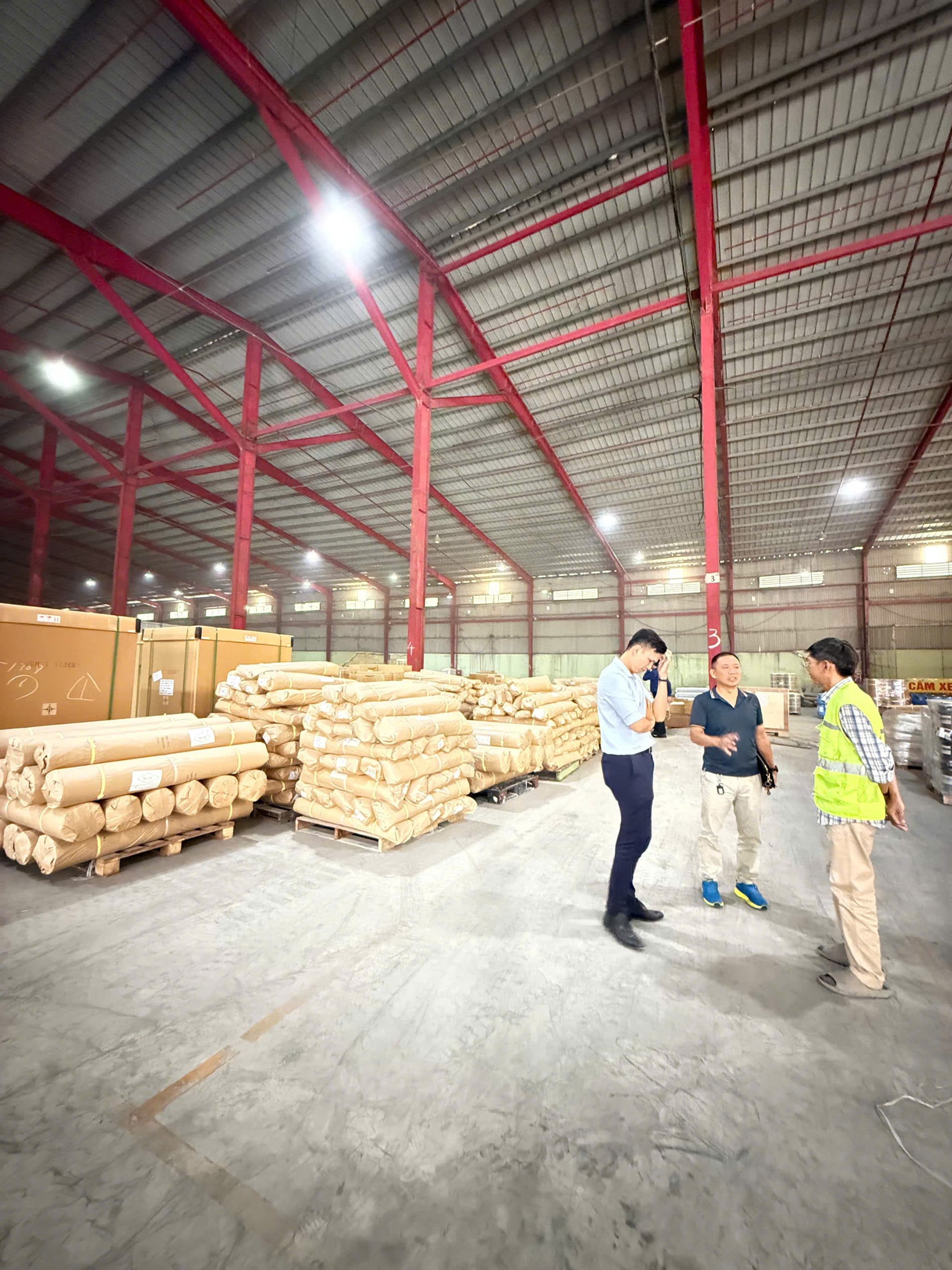 Kho xử lý kiện hàng tại TP.HCM — đóng gói và xuất chuyến bay đi Sydney, Melbourne, Brisbane